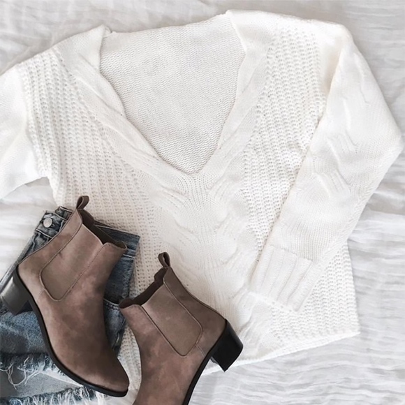 V-neck Knitted Off White Oversized Sweater - Picture 6 of 8